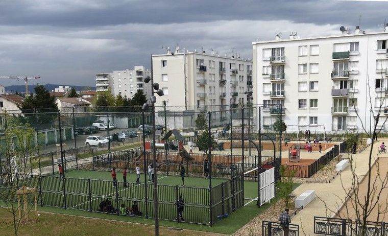 Bron (69) : une lycéenne violée lors d'une tournante par dix adolescents, sept ont été écroués fdesouche.com/2024/04/13/bro…