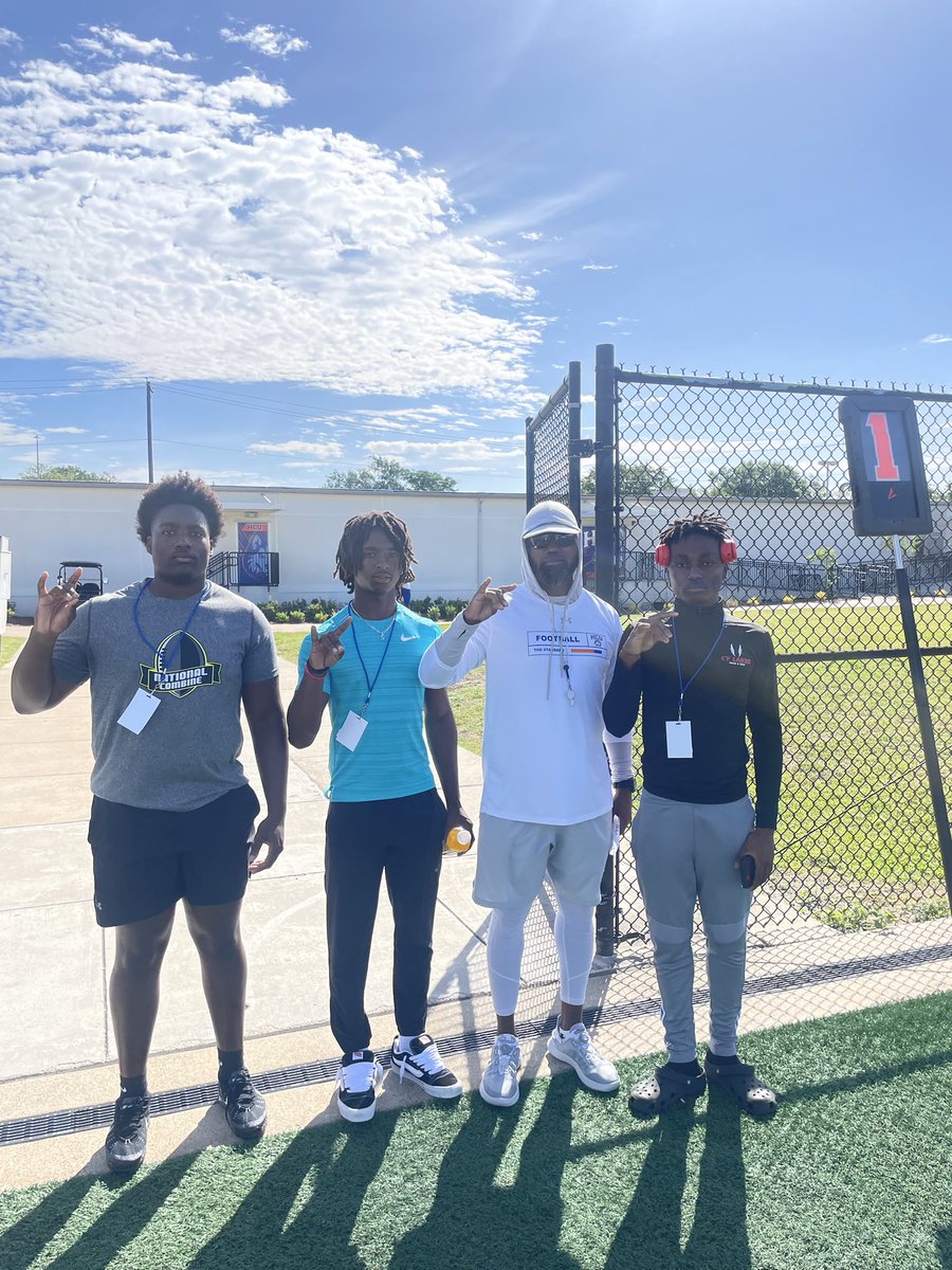 Had a great day at @HCUFootball getting to meet the secondary coaches @CoachPetty_ and @CoachRoe__ and the defensive coordinator @coachwilkerson Big season coming up @CyLakes_FB @CoachKober120