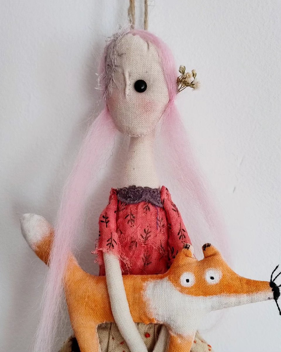 Now available on my website, a little fox and its pink hair friend 💕littlebirdofparadise.bigcartel.com/product/pink-h… #shopindie #mhhsbd