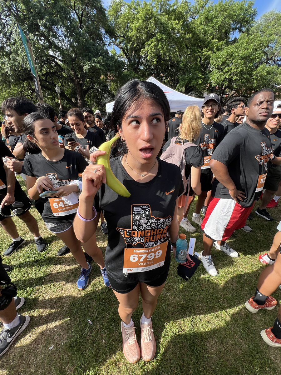 amarisova_'s tweet photo. banana phone #WeRunUT https://t.co/JobVrWqnVY