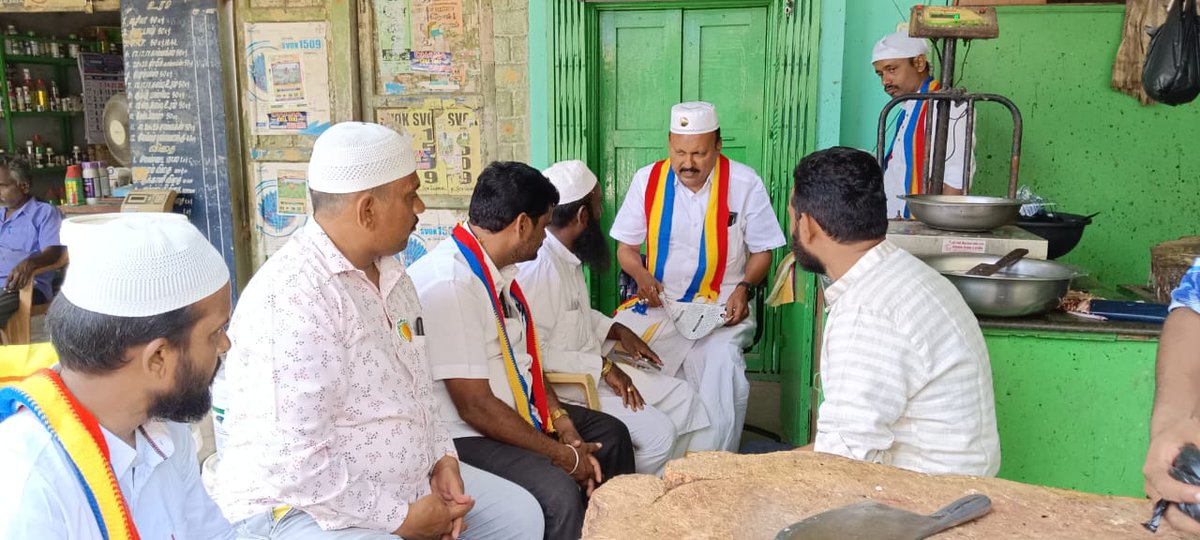 pmkshaik's tweet photo. 13.4.2024 இன்று தர்மபுரி பா
 காரிமங்கலத்தில் செளமியா அன்புமணி அவர்களுக்கு வாக்குகள் சேகரித்தேன்.

காரிமங்கலம் நகர தலைவர் செல்வம்,செயலாளர் அசோக் எனக்கு பொன்னாடை போர்த்தி வரவேற்றனர்.என்னுடன் பாமக சிறுபான்மை பிரிவு நிர்வாகிகள் கலீம்,ஷாநவாஸ்,ஷாஜகான்,பைரோஸ்கலந்து கொண்டனர். https://t.co/kbxn6pMwwO