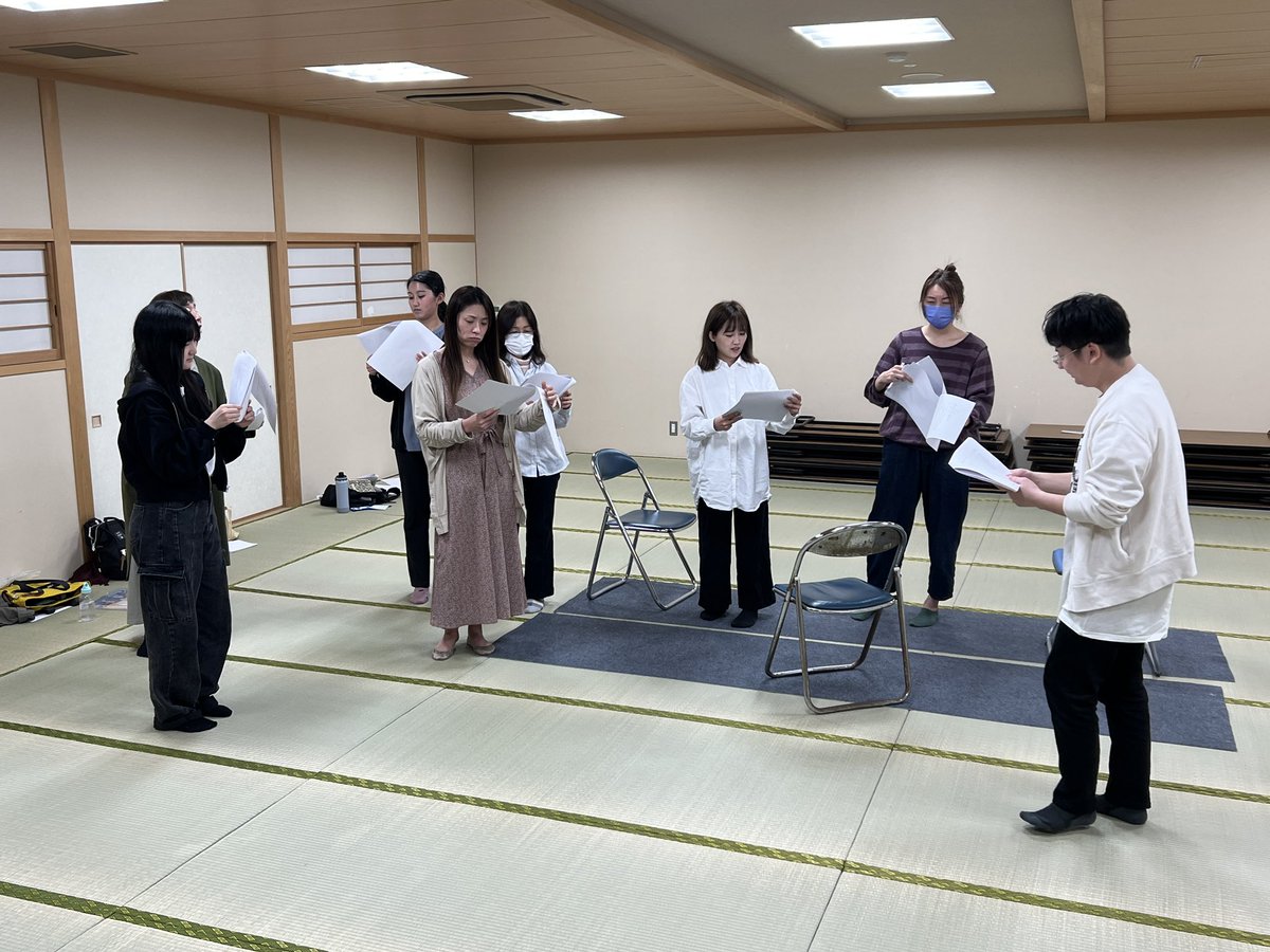 c_musicalaca's tweet photo. 本日も台本を使った芝居の稽古でした。役を心に向けると、お客様には伝わらない芝居になってしまうということが分かり、外へ外へ表現を向ける必要があることが分かりました。決まった動きをするのではなく、人と人との関わりの中で動きがつくことを忘れないようにしたいと思います。 https://t.co/u9AGGVUnoH
