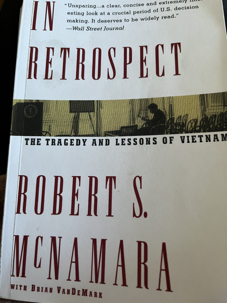 Tra le (11) cause del fallimento 🇺🇸 in Vietnam, McNamara includeva la mancanza di un’aperta discussione con pubblico e Congresso su +/- delle scelte chiave. Eludere opin pubblica non è mai una buona idea in Pol Estera, è spesso controproducente, causa perdita legittimità e unità