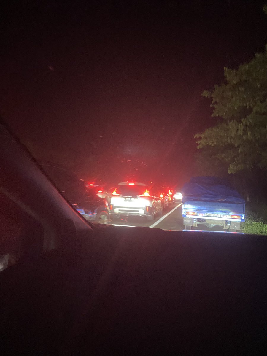 Ruinny's tweet photo. Ketika aku berpikiran pindah jalur oneway biar lancar…eh ternyata 1000 orang jg berpikiran begitu 😭 , yg kiri malah lancar jaya woy !! Km 149 ada apa yaakk didepan https://t.co/4yZbUObrE6