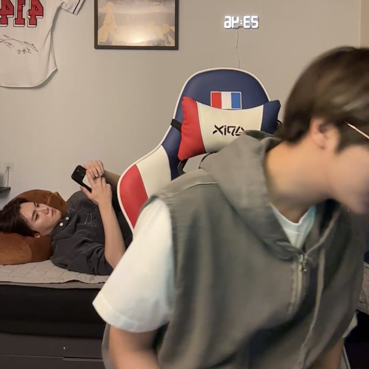 rubyhamjin's tweet photo. wonjin’s room is literally their hangout room lol https://t.co/pe2bQIK8md