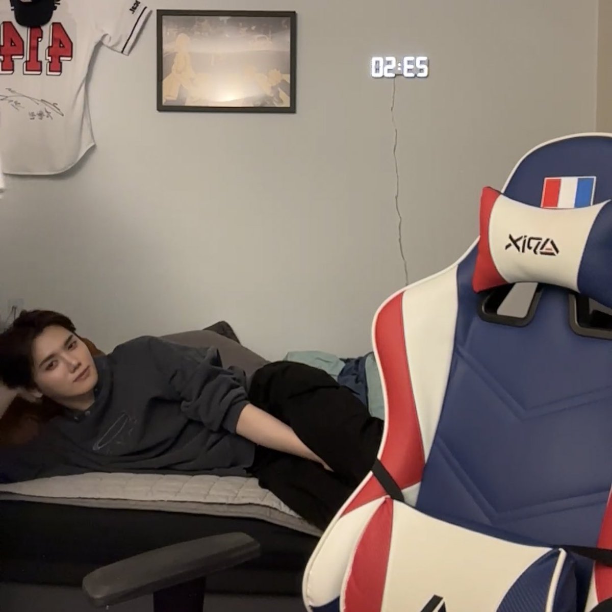 rubyhamjin's tweet photo. wonjin’s room is literally their hangout room lol https://t.co/pe2bQIK8md
