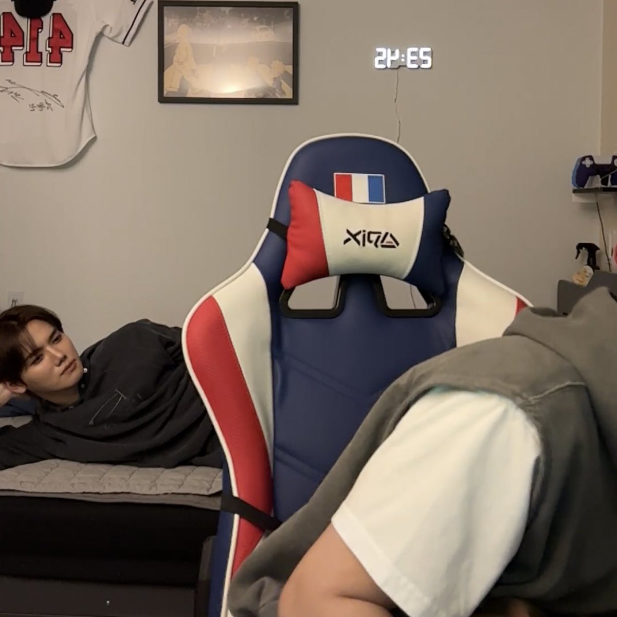 rubyhamjin's tweet photo. wonjin’s room is literally their hangout room lol https://t.co/pe2bQIK8md