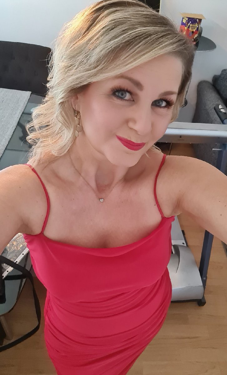 Off out for a night on the town! 🥳🍸🎶💃