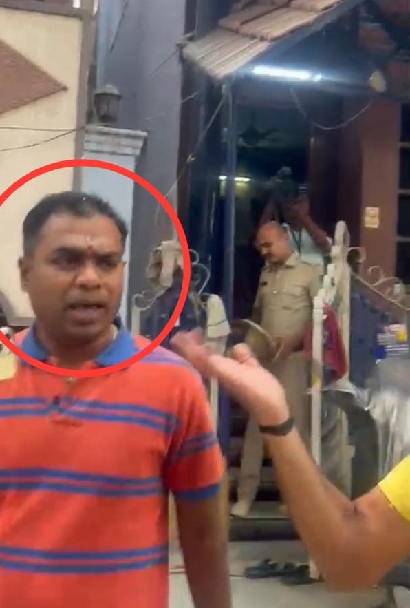 Amockx2022's tweet image. Breaking:
Congress candidate from Bangalore Central has complaint to ECI that officials took BJP agent/worker to take votes of old aged voters on ballot.
This man Kiran Naidu who is close aide of top BJP leaders went to voters with officials, to impact ballot votes. This is…