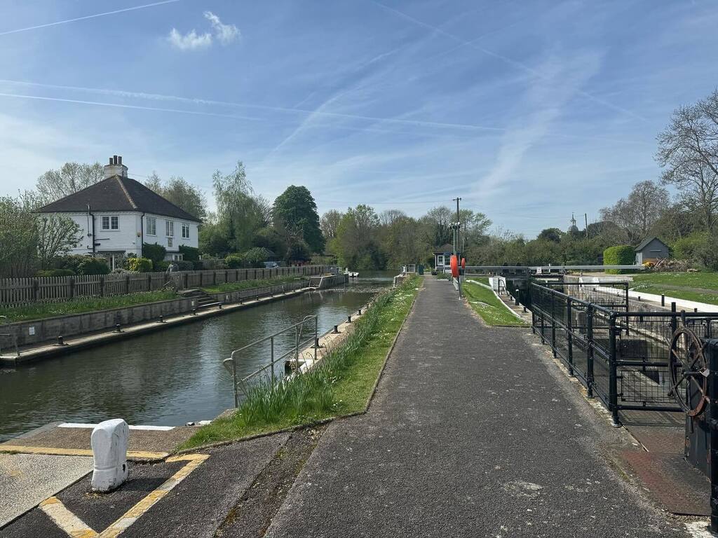 Timothy_Hughes's tweet photo. Sunbury Lock #sunbury #sunburylock #riverthames #thamesriver #Saturday #saturdaycycle #thamespath #cycle #cyclelife #bike #bikeride #bicycle #bicycles #bicycling #riverlock #surrey #surreylife #spring #springishere #springishere🌸 #springweekend #weekend https://t.co/9bZUwuJL1j https://t.co/mlT8yxsk6y