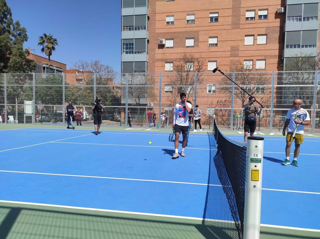 Nuestro @carlosalcaraz disfrutando de las pistas deportivas recién inauguradas en la Plaza de la Democracia de El Palmar. #MurciaAdelante