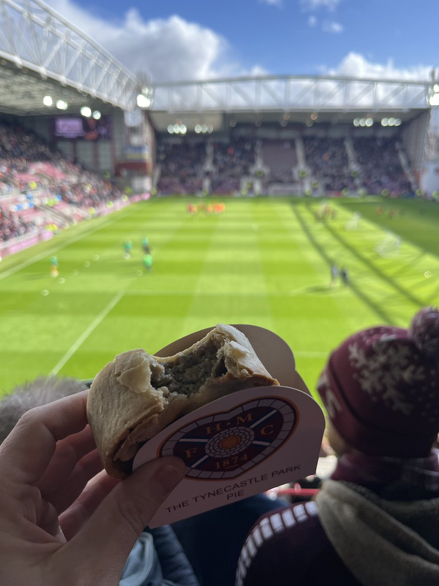 Kødtærte som stadionmad er klart undervurderet! 6 mål i første halvleg er også ret fedt! #Hearts vs. Livingston