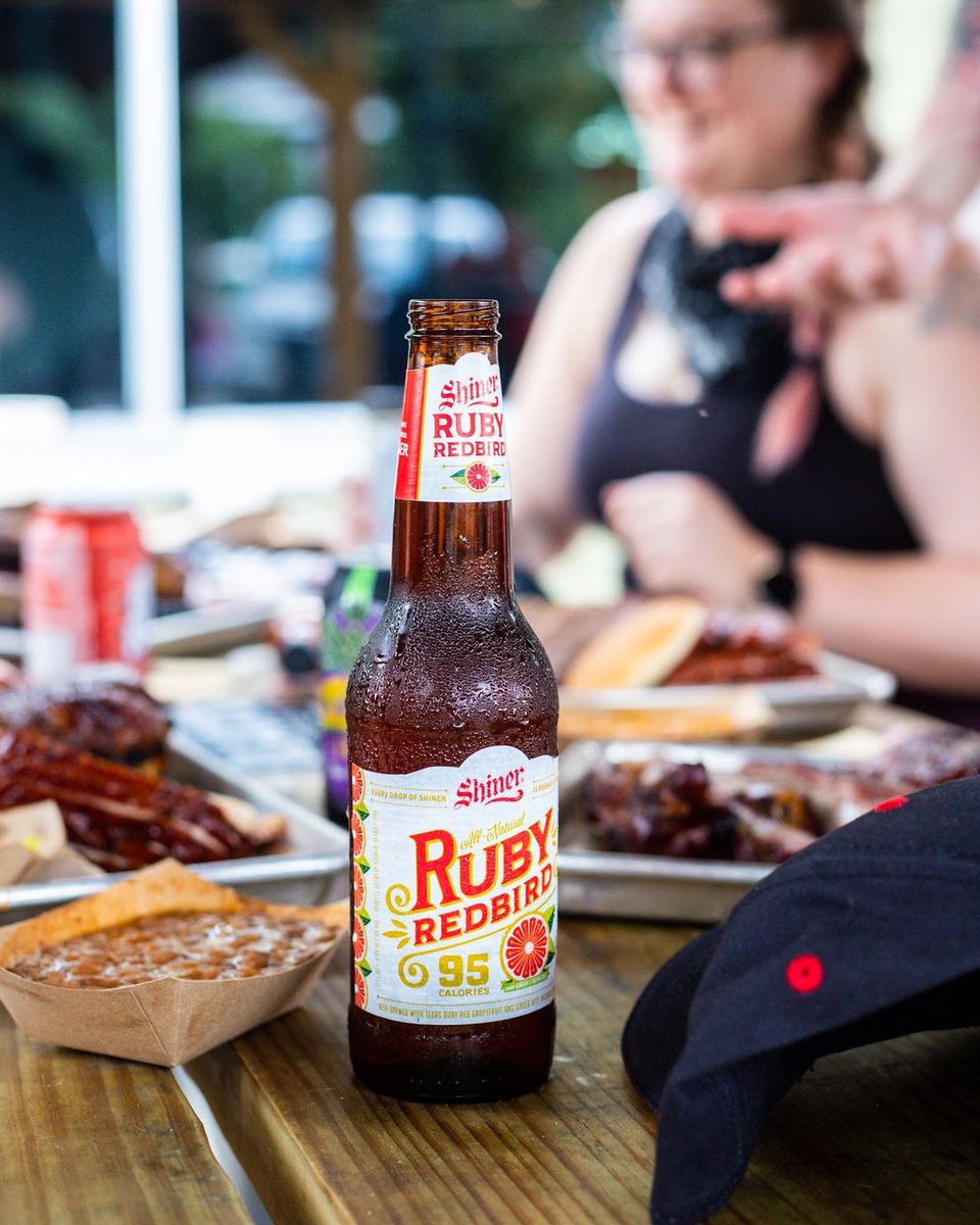 Texans get their barbecue from a cow and their beer from a Redbird 🍺 😉 Savor this lovely spring weather with a low-cal Ruby Redbird. 📸: @blacksbbq