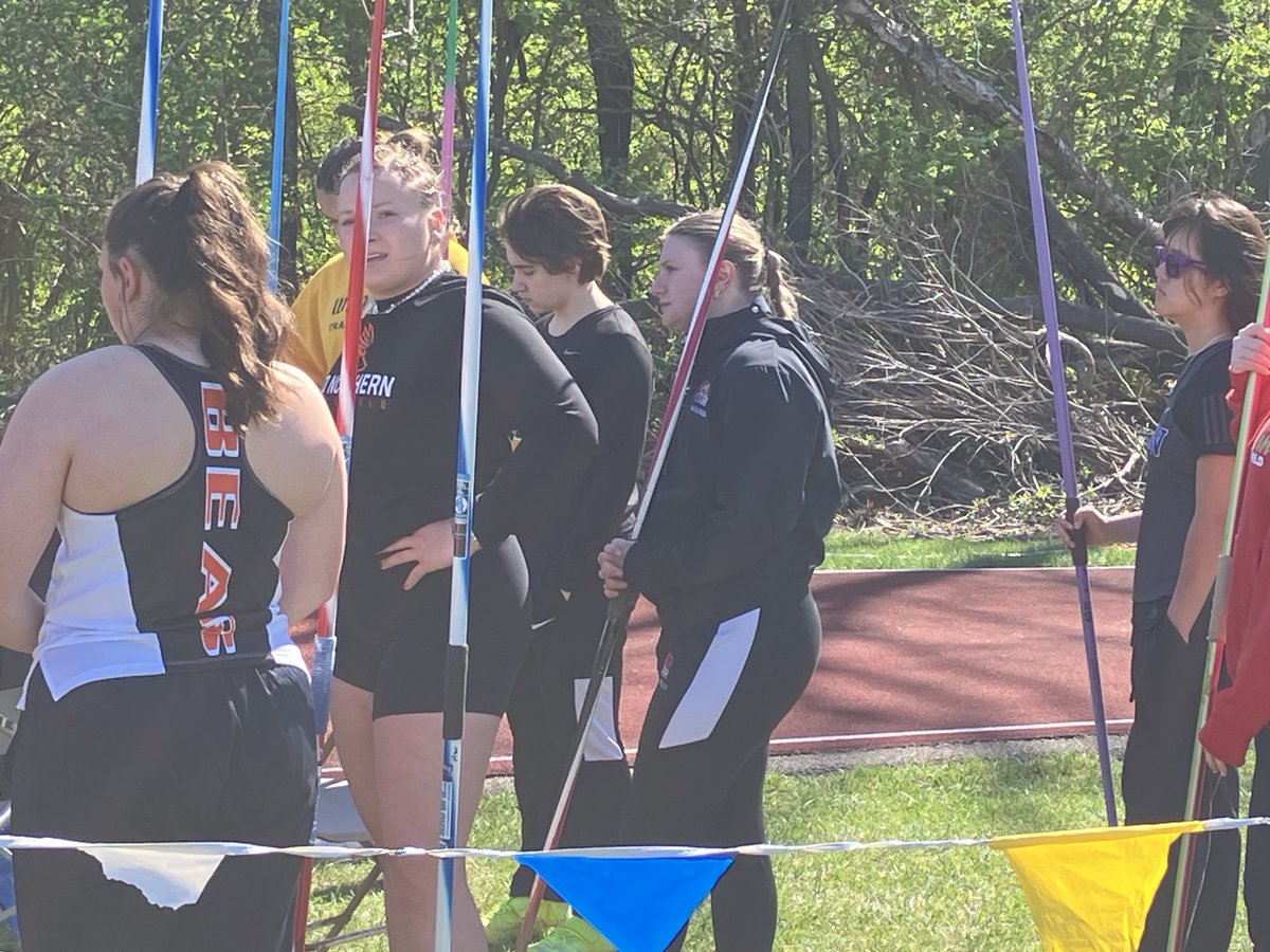 dkeylor1301's tweet photo. Emily at OAC meet getting ready to throw. https://t.co/R2ec2uYX6t