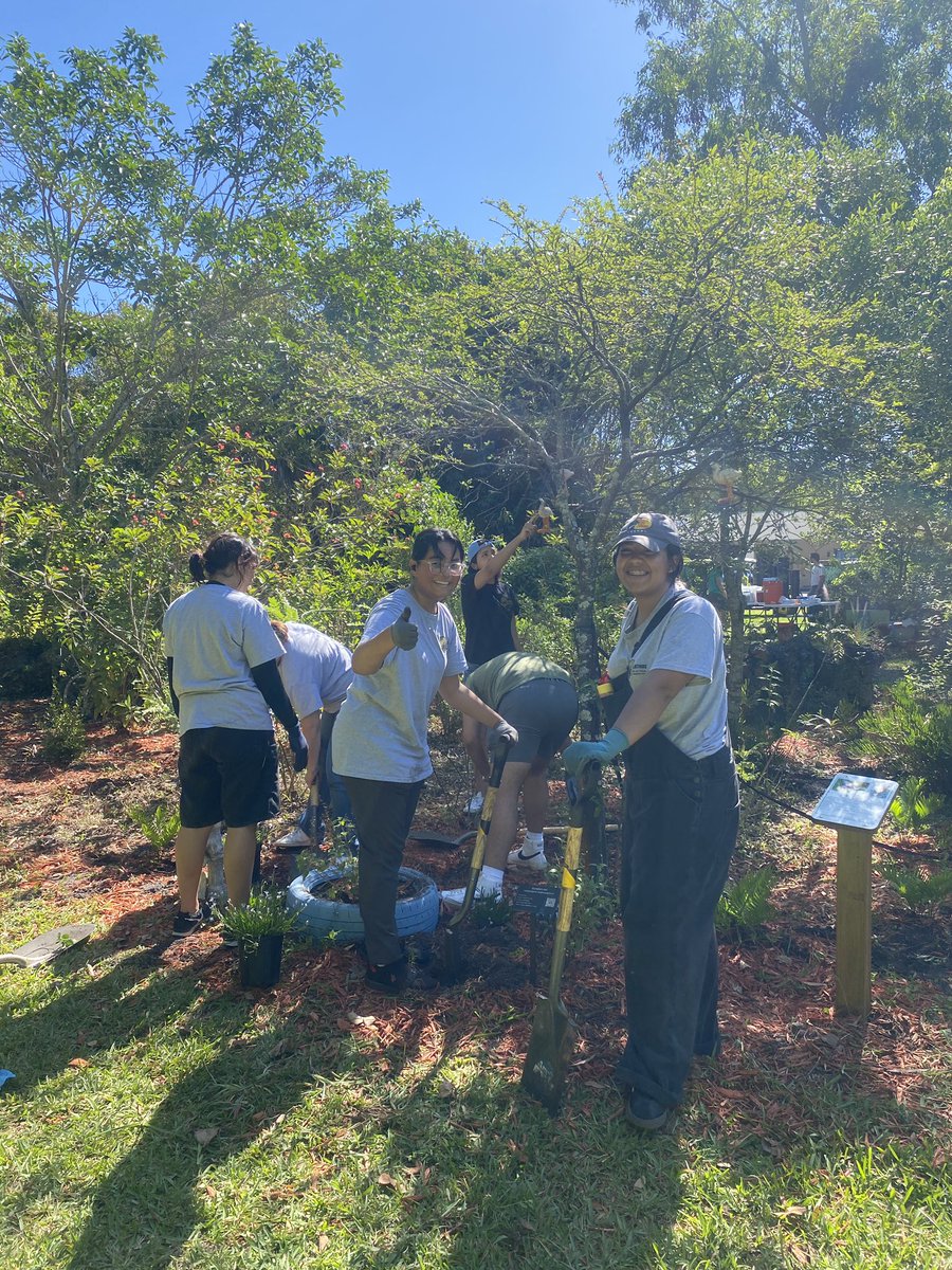 Beautifying Butterfly Garden at Markham Park! #WildcatPride #LatinosInAction #StrongerTogether <a href="/principalarrojo/">principalarrojo</a> <a href="/latinosinacti0n/">Latinos In Action</a>