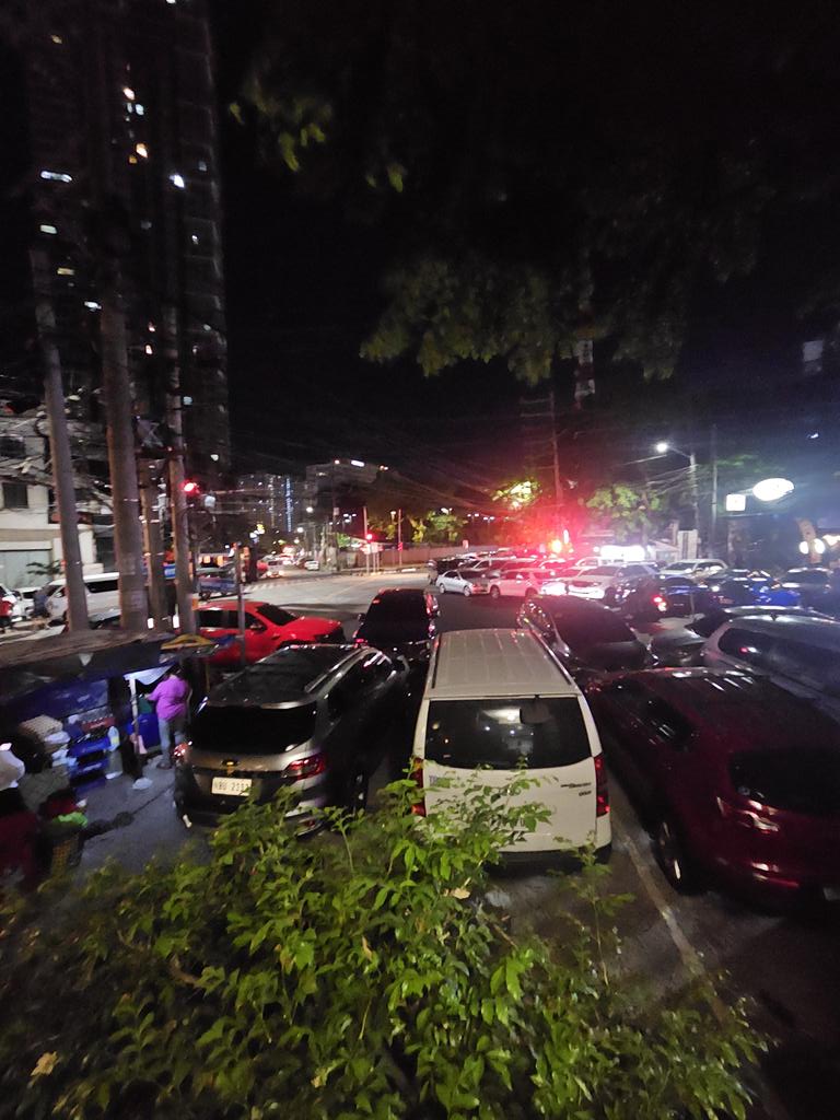 slickchicboy's tweet photo. Hello po @MMDA bakit po pag gabi di kayo nangtotow ng mga sasakyan dito sa lugar na to eh masmaraming pambayad to dahil gumigimik lang naman sila. pero pag day time ang mga nakaparada dito nagtatrabaho tapos itotow nyo. sana patas kayo sa batas. walang oras. https://t.co/FNMRvXaQ4t