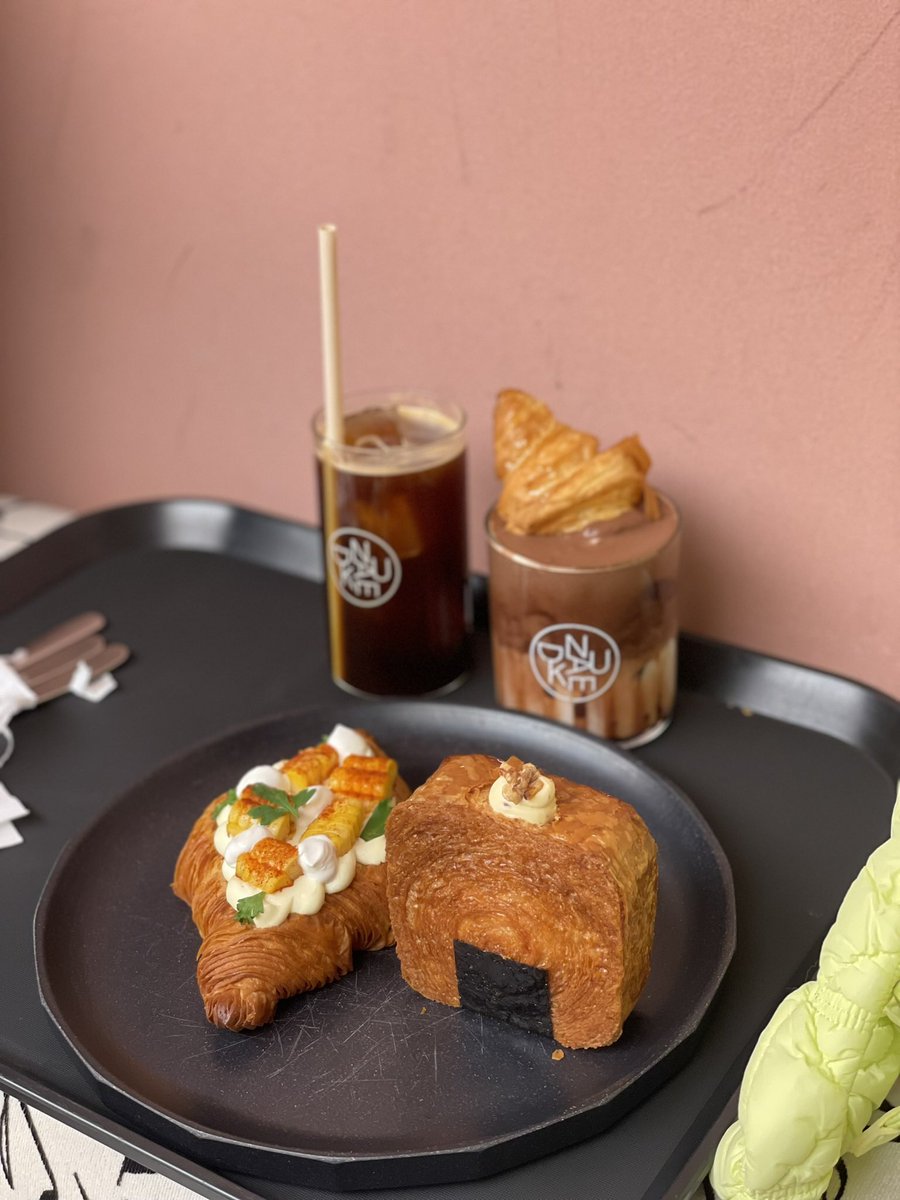 LaBombandthings's tweet photo. Nudake Sinsa 9/10 ขนมอร่อยอีกแล้ว เป็นครัสซองเคลือบซอสแบบกรอบๆ ไส้ข้างในหลากหลาย หอมอร่อย ห่อกลับไทยอีกแล้วค่ะ 🥹 ทำถึงสุดๆ ใครสั่งช็อกโกแลตน้องมีครัวซองจิ๋วปักมาให้ โคตรจะดี! หักคะแนนแค่โต๊ะให้นั่งน้อยไปหน่อย #อร่อยบอกต่อ #รีวิวเกาหลี #เกาหลี #reviewkorea #korea #koreareview https://t.co/SelVWD25qR