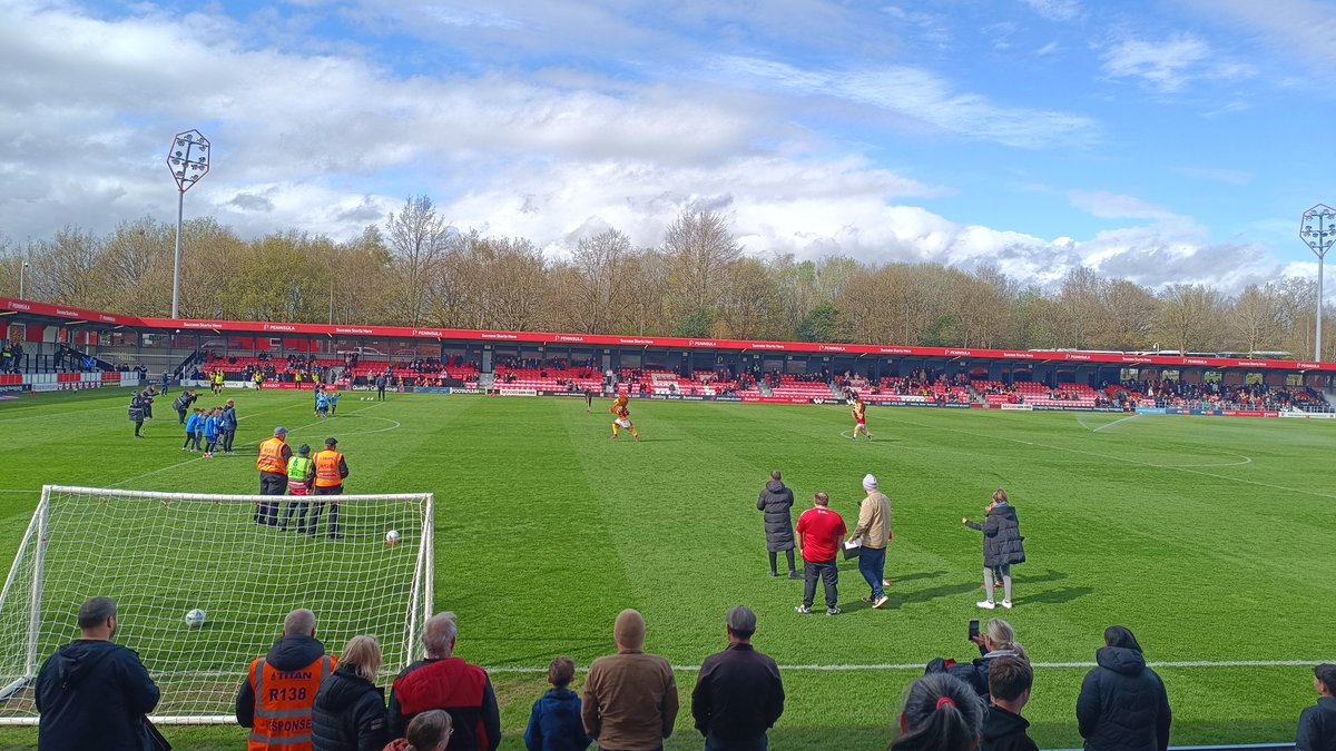 HT 1-1. But forget the football Bradford City mascot Billy Bantam has absolutely romped home in today's halftime race against Salford City's mascot (some sort of Lion). @officialbantams probably would be ahead had Andy Cook not missed a sitter. @SalfordCityFC struggling. #BCAFC