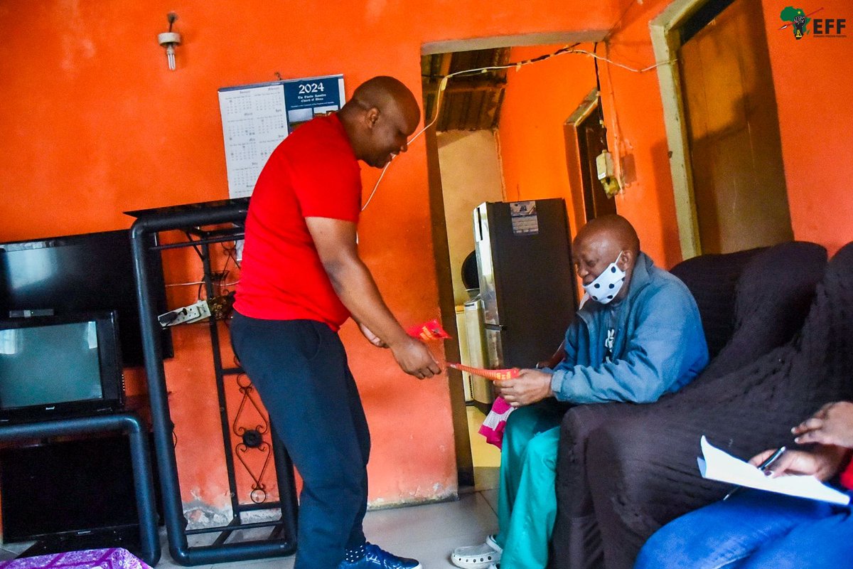 EFFKZN's tweet photo. ♦️In Pictures♦️

EFF SG @DlaminiMarshall on a campaign trail in eThekwini Ward 54. The SG is doing a door to door, umuntu emmntwini campaign and speaking to all our people who will go out and vote for the EFF on the 29th May 2024.

#MalemaForSAPresident https://t.co/4Y0AEAvlHe