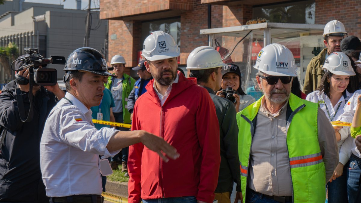 💼🚧El plan #100DíasPorBogotá terminó esta semana, pero el compromiso del alcalde @CarlosFGalan y el director del IDU @OrlandoMolanoP por mejorar la malla vial de la ciudad continúa y se mantiene firme. 💪👷