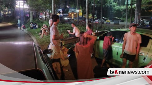 Ingin Liburan ke Puncak Setelah Lebaran, Ini Derita Warga Yang Rela Menunggu Hingga 8 Jam Saat Penerapan 'One Way': Penerapan one way menjadi derita bagi warga yang ingin berwisata ke kawasan Puncak, Bogor, Jawa Barat, dan terpaksa harus rela menunggu… dlvr.it/T5SRmX