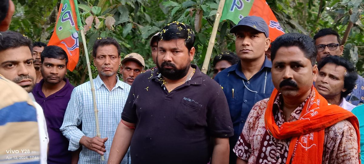 BimanGhoshBJP's tweet photo. চন্দ্রকোণা বিধানসভার অন্তর্গত মন্ডল 5 এর নারাজোলে গতকাল রাতে এক বিজেপি কর্মীর বাড়ি ভাঙচুর করে আজ ওই কর্মীর বাড়ি গিয়ে তাকে আশ্বস্ত করলাম। https://t.co/8uH1SdarIh