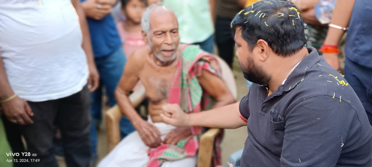 BimanGhoshBJP's tweet photo. চন্দ্রকোণা বিধানসভার অন্তর্গত মন্ডল 5 এর নারাজোলে গতকাল রাতে এক বিজেপি কর্মীর বাড়ি ভাঙচুর করে আজ ওই কর্মীর বাড়ি গিয়ে তাকে আশ্বস্ত করলাম। https://t.co/8uH1SdarIh