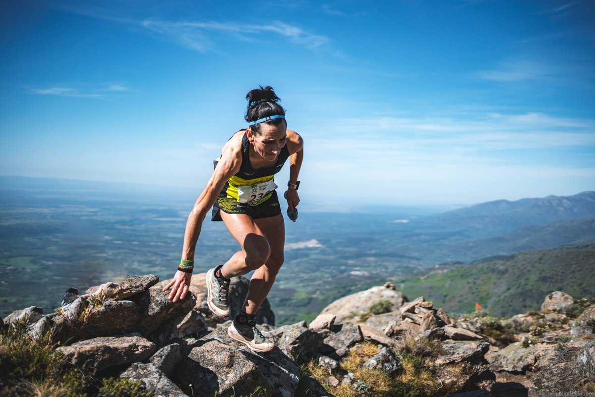 Candeleda corona a los Reyes de Subida Vertical #CETrailRunning Jan Torrella y @OihanaKortazar ¡¡ CAMPEONES !! Crónica 🔗bit.ly/4azCNN6 📸 Jose Miguel Muñoz