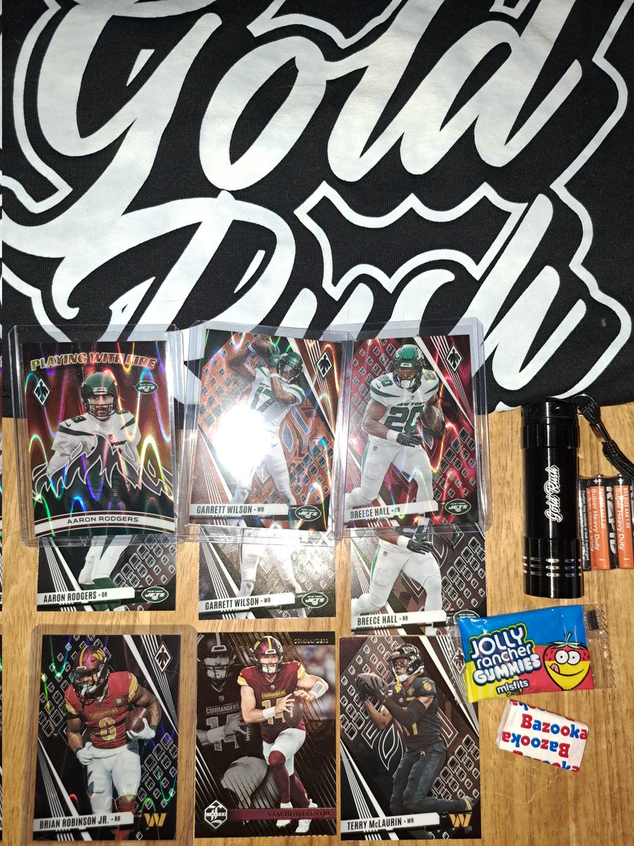 JasonFarmer15's tweet photo. There is nothing like a #BCBMailday to brighten the day. Thanks, @BuckCityChris, for adding the 🍬 and @collectGoldRush  shirt and flashlight from the recent #RippinForTheCure event with @eshecker. Thank you, awesome #BCBFamily chat friend @CBattos for the @Commanders cards. ❤️❤️ https://t.co/EZ91sDkCr3