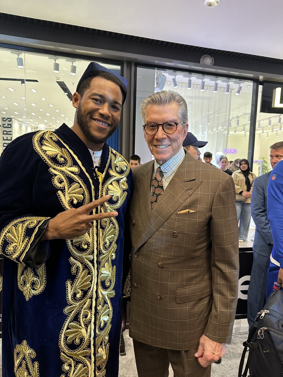 Michael_Buffer's tweet photo. @BoxHard_Podcast @MichaelHunterII The co-feature has heavyweight Michael “The Bounty” Hunter (22-1 w/16KO) facing Artem Suslenkov (10-0 7KO)!
I introduced Hunter’s late dad, MH Sr. 30+yrs ago-we used to jokingly argue over who was the better looking “Michael”😜
R.I.P. Handsome❤️🕊We miss you! https://t.co/XB2JbuGjbF