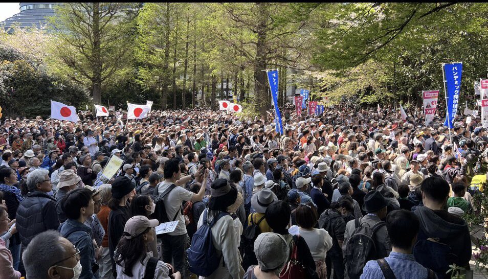 rocio0825's tweet photo. 池袋でパンデミック条約反対のデモ🪧に行ってきました。3時間たっても切れない長蛇の列！なんと1万数千人来たとのこと。右派も左派も関係ない。政府に健康を脅かされている事に気づいた日本に住む人間なら誰でも参加しました。
そしてまさか時事通信の記事に。またすぐに消されるかも知れないですが↓↓
https://t.co/qiKHuSKFqK

#体調不良増えてますよ　#それワクチン後遺症　#日本人で治験をするな　#パンデミック条約反対　#ワクチン被害者を放置するな　#レプリコンワクチン開発反対　#デモ更新