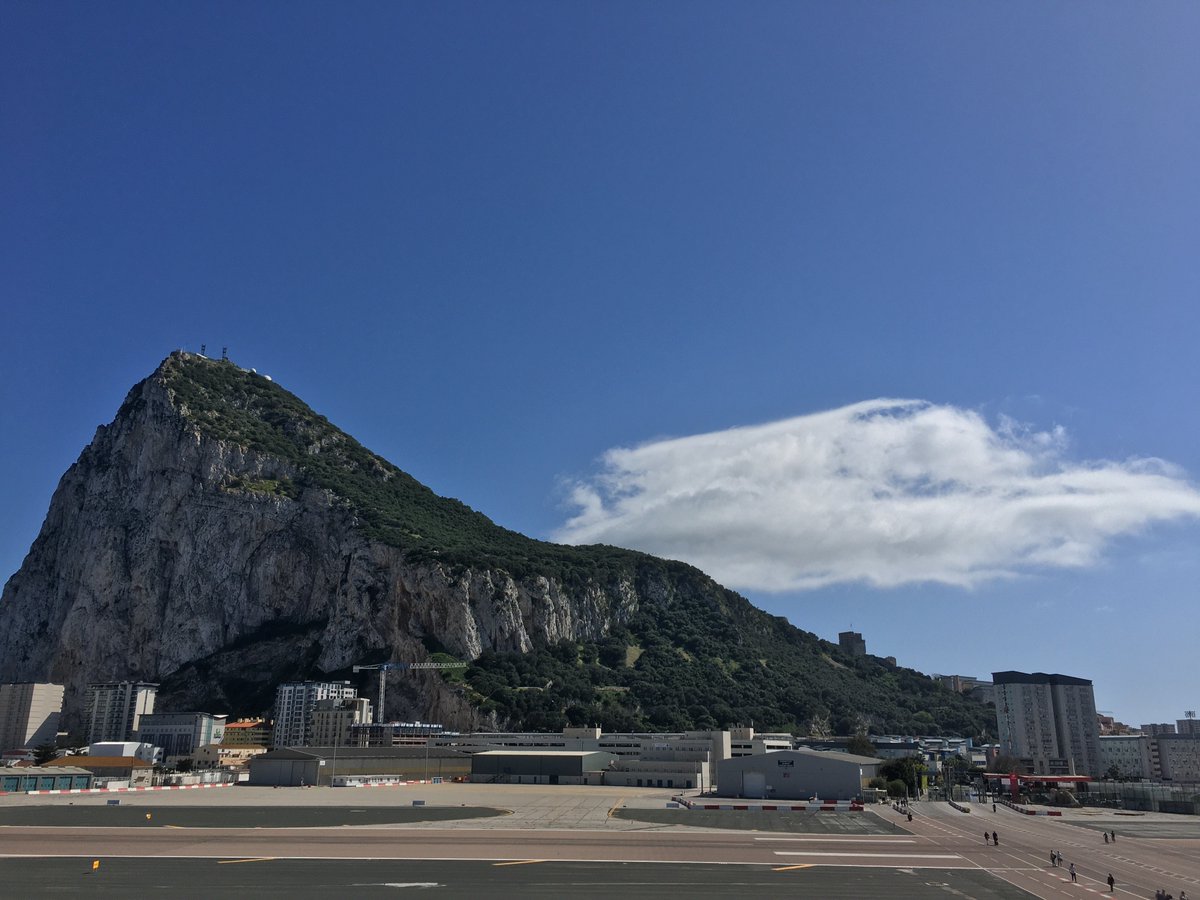 Cloud gradually dissipating this evening to leave a dry and pleasant night with mainly clear skies🌒🪐 Temperatures slightly above average with lows of 16 Celsius and a gentle to moderate Levante