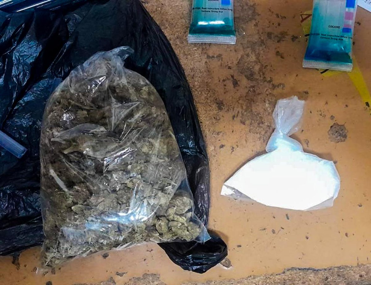 PNCSV's tweet photo. Para financiar crímenes de la 18S, David Walberto Cardoza Flores, alias El Rojo, distribuía drogas en San Salvador y era el enlace con otros terroristas que están fuera del país.

Ya fue capturado, en la residencial Altavista.

Se le incautó:

▪️Varias porciones de droga
▪️Un microbús
▪️Una balanza

Este sujeto será procesado por tráfico ilícito de drogas y agrupaciones ilícitas, mientras continúan las investigaciones.

#GuerraContraPandillas