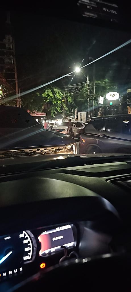 slickchicboy's tweet photo. Di nga ako nakaalis o, kasi di mahanap kung san gumimik yung nagdouble park. pero pag daytime alam ng mga guards dito kung kaninong sasakyan ang baka double park kasi madalas nagtatrabaho din sa building pero tinotow nyo. https://t.co/KcOoROHdbK