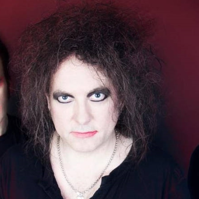 Hoje, Robert Smith faz 65 anos. O vocalista e guitarrista do The Cure foi o único integrante a participar de todas as formações da banda. Também foi guitarrista do Siouxsie and the Banshees e teve o projeto The Glove. Qual a sua música favorita do The Cure?