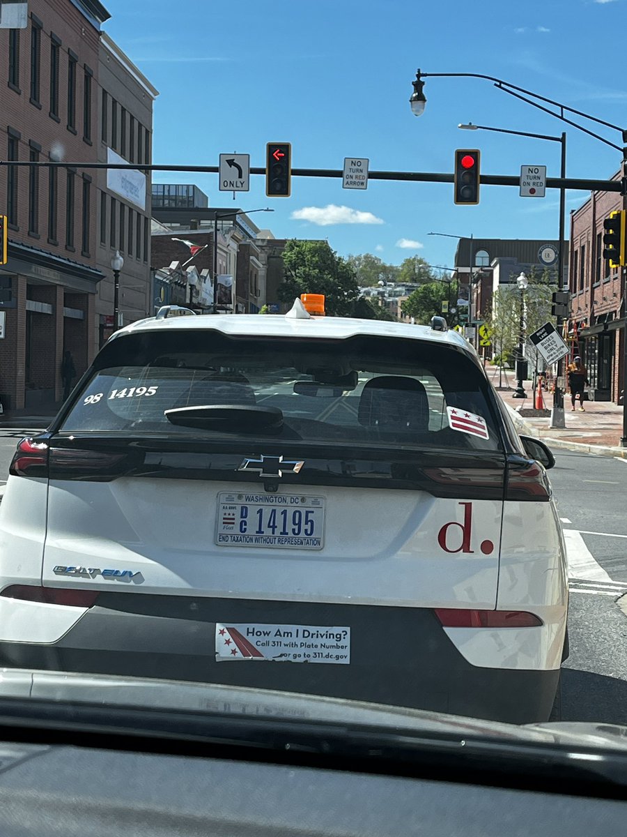 ananth_aparna's tweet photo. @311DCgov this govt vehicle drove through two red lights on 11th St SE just now. https://t.co/yNjtXWUQs8