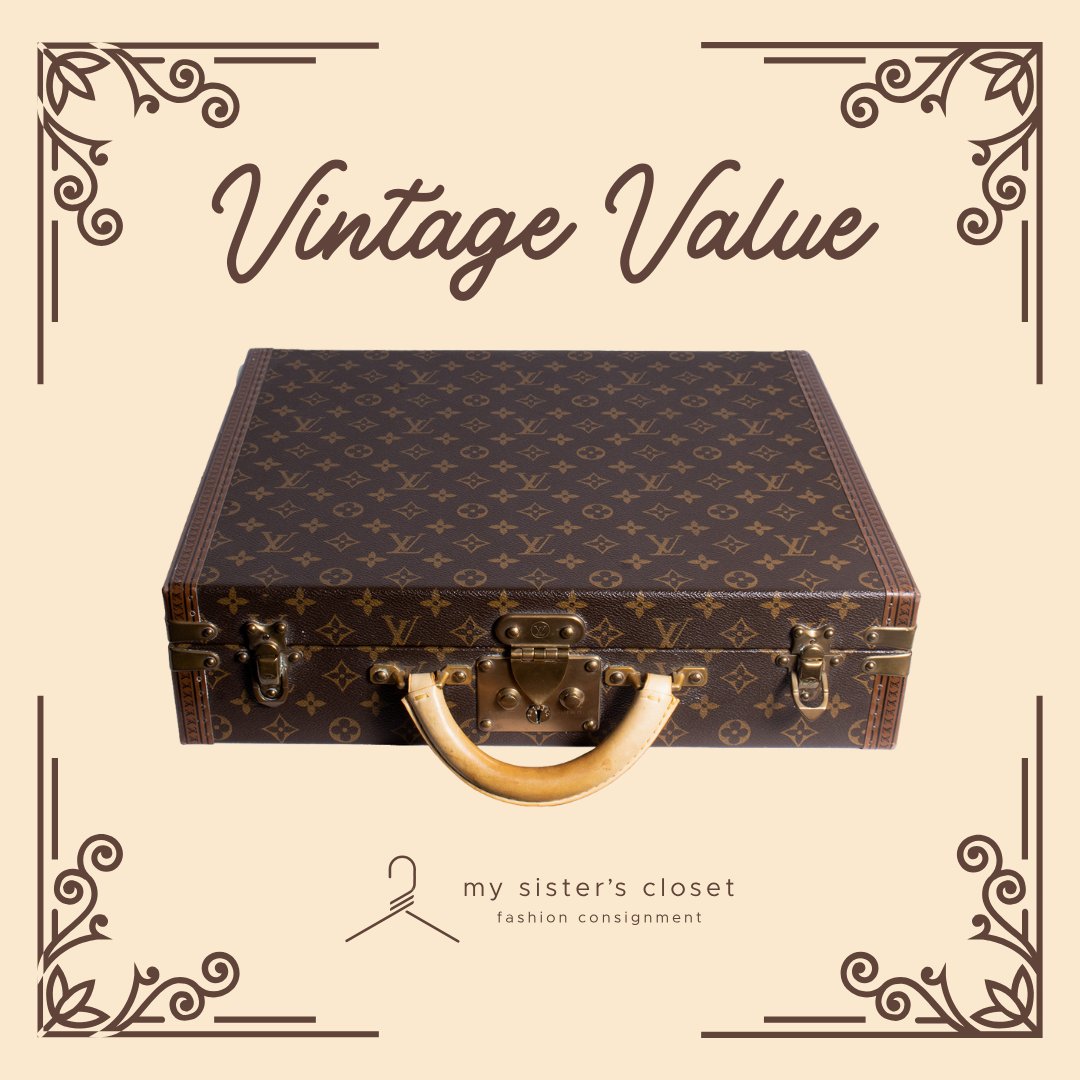 Don't miss out on this vintage trunk! 6204 N. SCOTTSDALE RD. SCOTTSDALE, AZ 85253 480-443-4575 #Mysisterscloset #trunk #vintage #shopping #designer #fashion #consign #consignment #shoplocal #AZ