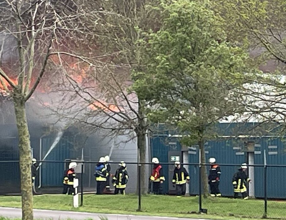 Großbrand in Schweinezucht Binde mit mehr als 20.000 toten Tieren zeigt, dass Ställe um- und rückgebaut werden müssen. <a href="/Bauern_Verband/">Deutscher Bauernverband e.V.</a> und @bauernbundSA dürfen bei der Finanzierung nicht mehr blockieren. #Tierschutzcent jetzt, damit Tiere mehr Platz, Licht und Luft bekommen.