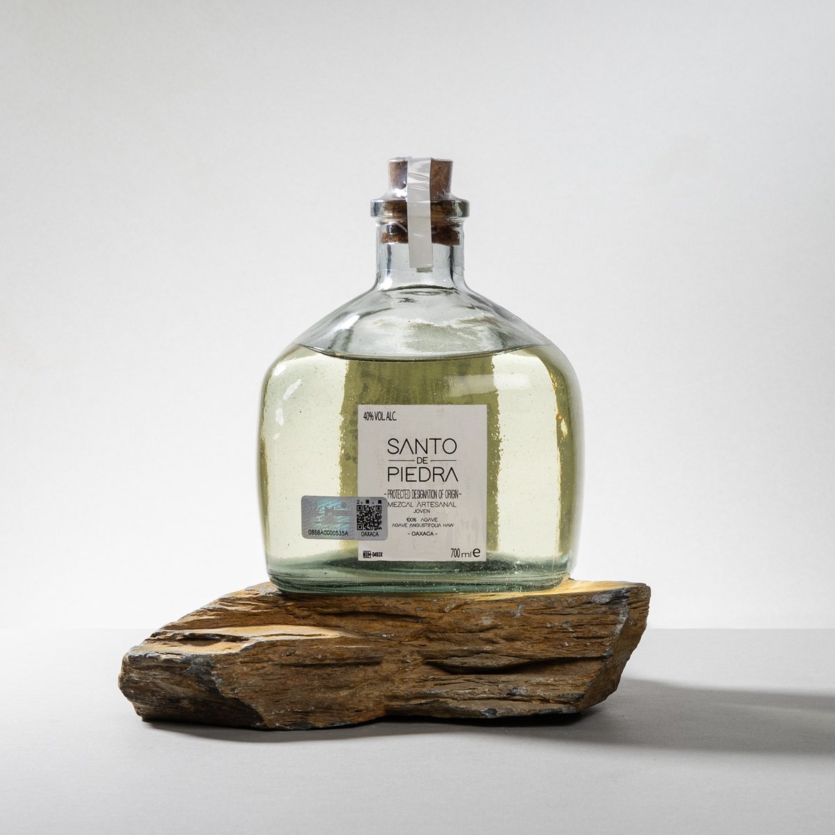 Santo de Piedra Espadin Mezcal | bit.ly/43IthVz 🔗 Santo de Piedra Mezcal is made entirely with Espadin agave. This is a fruitier-than-usual style of mezcal with notes of peach, grapefruit and apricot, alongside a peppery, smokey finish.