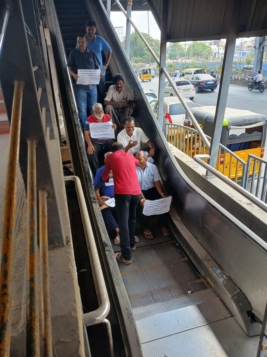 ijaaz92's tweet photo. @chennaicorp  There is a peaceful protest that has happened in chrompet bus stand to repair the escalator. Elderly people are very impacted, kindly do the needful @mkstalin @RAKRI1 @Udhaystalin https://t.co/fQn1Nb5iJq