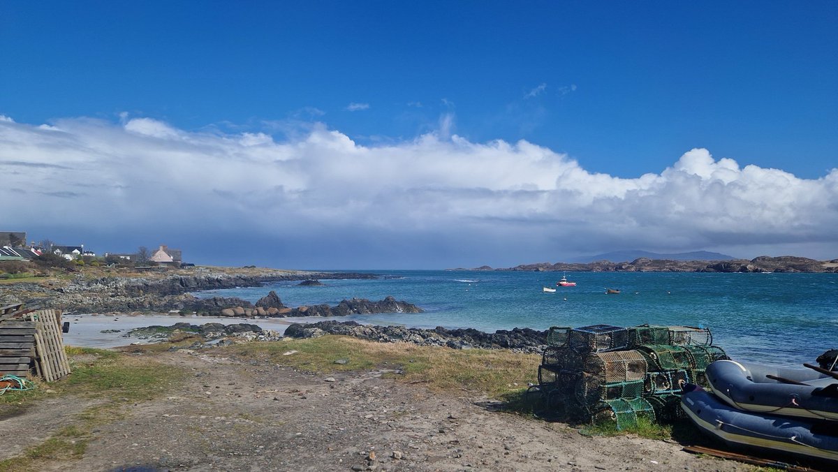 EileanIdhe's tweet image. Out 'n about in the village earlier this afternoon putting up notices in hotels &amp;amp; noticeboards for our Mass/service times - it was very windy with rain showers but I got a break in the weather. Some ferry disruption with the wind &amp;amp; swell #isleofiona #thinplace #iona #SoundofIona