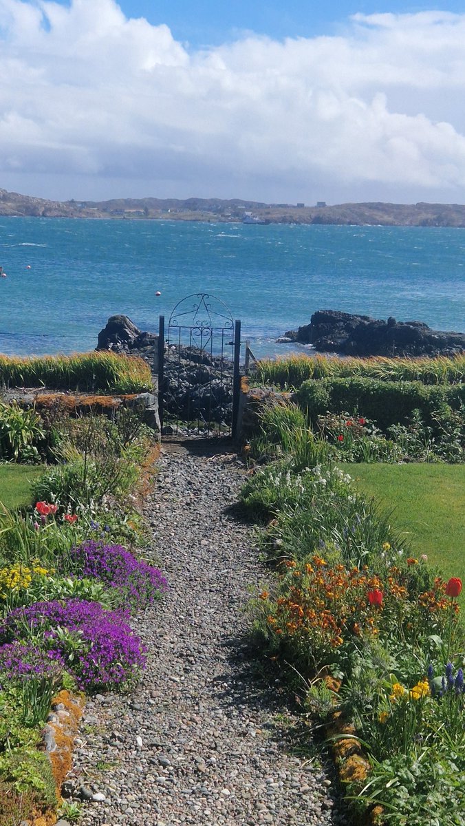 EileanIdhe's tweet image. Out 'n about in the village earlier this afternoon putting up notices in hotels &amp;amp; noticeboards for our Mass/service times - it was very windy with rain showers but I got a break in the weather. Some ferry disruption with the wind &amp;amp; swell #isleofiona #thinplace #iona #SoundofIona
