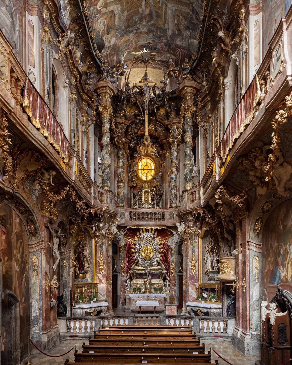 The mesmerising Asamkirche in Munich. Masterwork of the rococo. 🇩🇪

Picture by michaelthecanadian