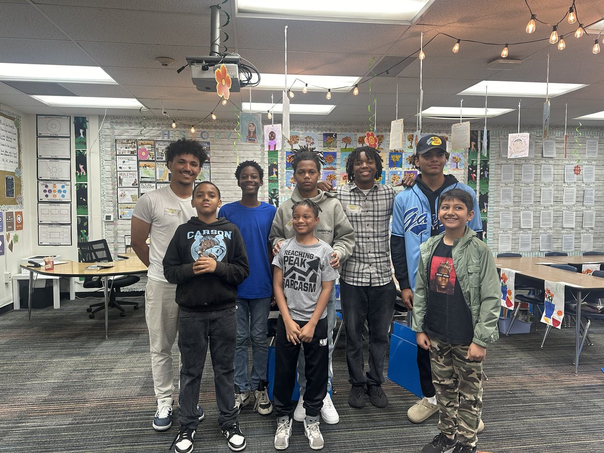 burbankabc's tweet photo. Thank you to our former Bulldogs that are now at Gahr for spending the morning with our 6th grade students sharing knowledge and making connections! Great drug awareness interactive presentation and exciting football game! ABC students rock!!!! @burbankabc https://t.co/9v1THoFZ1Y