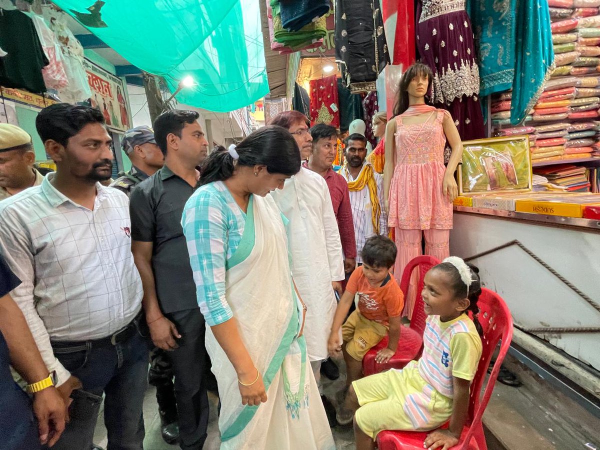 AnupriyaSPatel's tweet photo. विधानसभा- चुनार, नगरपालिका परिषद् चुनार, में जनसंपर्क-
गोला बाज़ार, वार्ड नंबर- 25, निवासी श्री अनूप गुप्ता के आवास पर पार्टी कार्यकर्ता/आमजन से भेँट-संवाद करके प्रसन्नता हुई। https://t.co/iW98PZS3o0