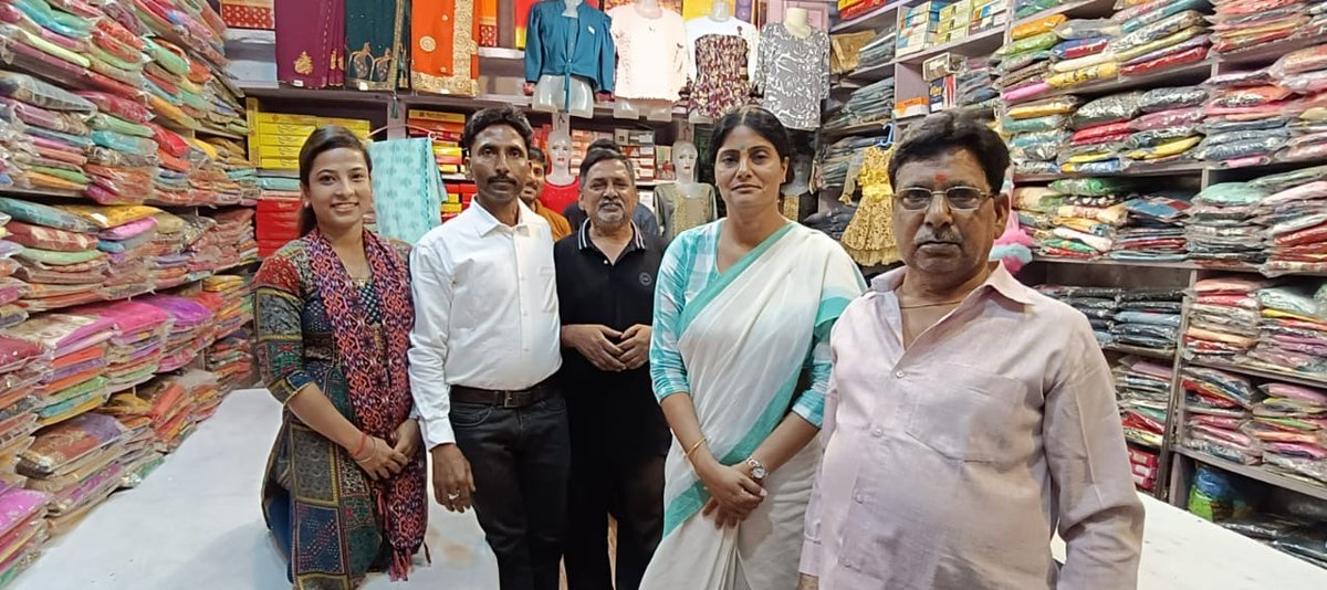AnupriyaSPatel's tweet photo. विधानसभा- चुनार, नगरपालिका परिषद् चुनार, में जनसंपर्क-
गोला बाज़ार, वार्ड नंबर- 25, निवासी श्री अनूप गुप्ता के आवास पर पार्टी कार्यकर्ता/आमजन से भेँट-संवाद करके प्रसन्नता हुई। https://t.co/iW98PZS3o0