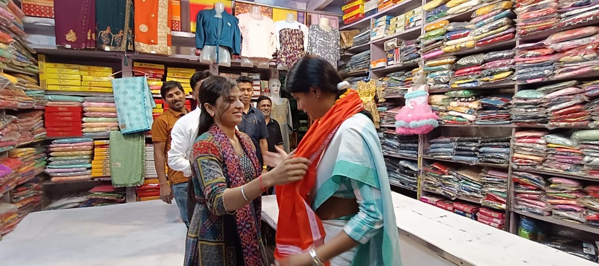AnupriyaSPatel's tweet photo. विधानसभा- चुनार, नगरपालिका परिषद् चुनार, में जनसंपर्क-
गोला बाज़ार, वार्ड नंबर- 25, निवासी श्री अनूप गुप्ता के आवास पर पार्टी कार्यकर्ता/आमजन से भेँट-संवाद करके प्रसन्नता हुई। https://t.co/iW98PZS3o0