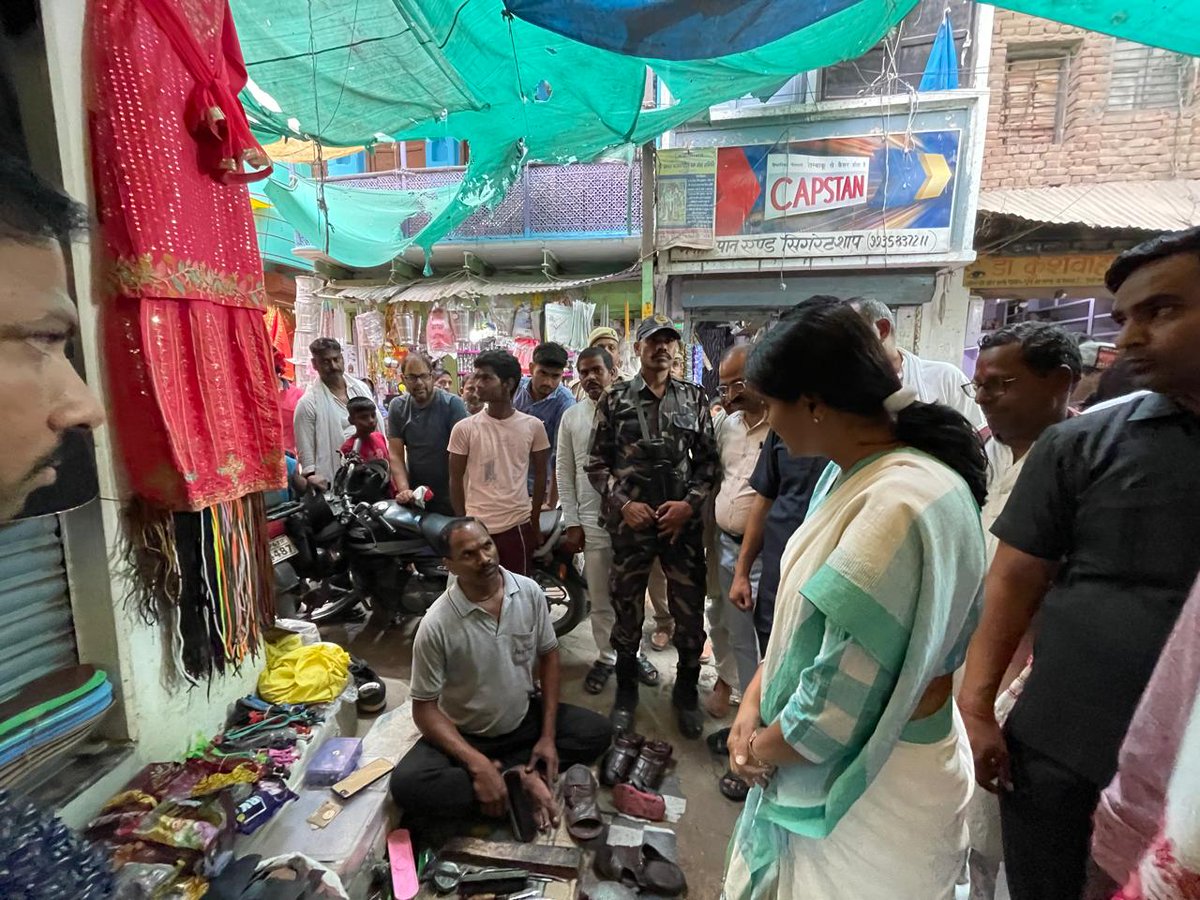 AnupriyaSPatel's tweet photo. विधानसभा- चुनार, नगरपालिका परिषद् चुनार, में जनसंपर्क-
गोला बाज़ार, वार्ड नंबर- 25, निवासी श्री अनूप गुप्ता के आवास पर पार्टी कार्यकर्ता/आमजन से भेँट-संवाद करके प्रसन्नता हुई। https://t.co/iW98PZS3o0