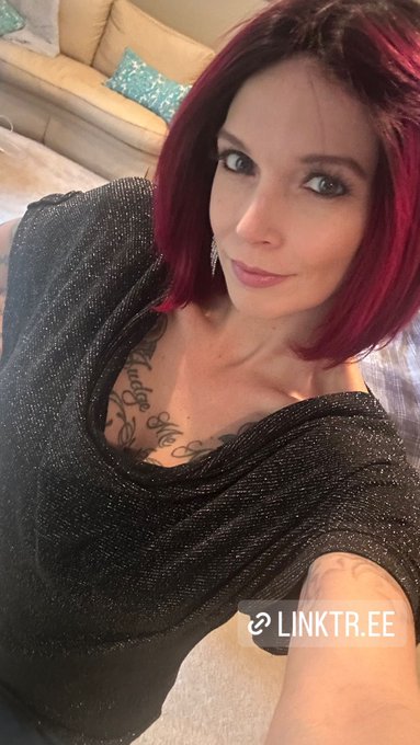 Chat with me! I like answering my DMs and send custom pics and vids too! Where? MY OF of course! https://t