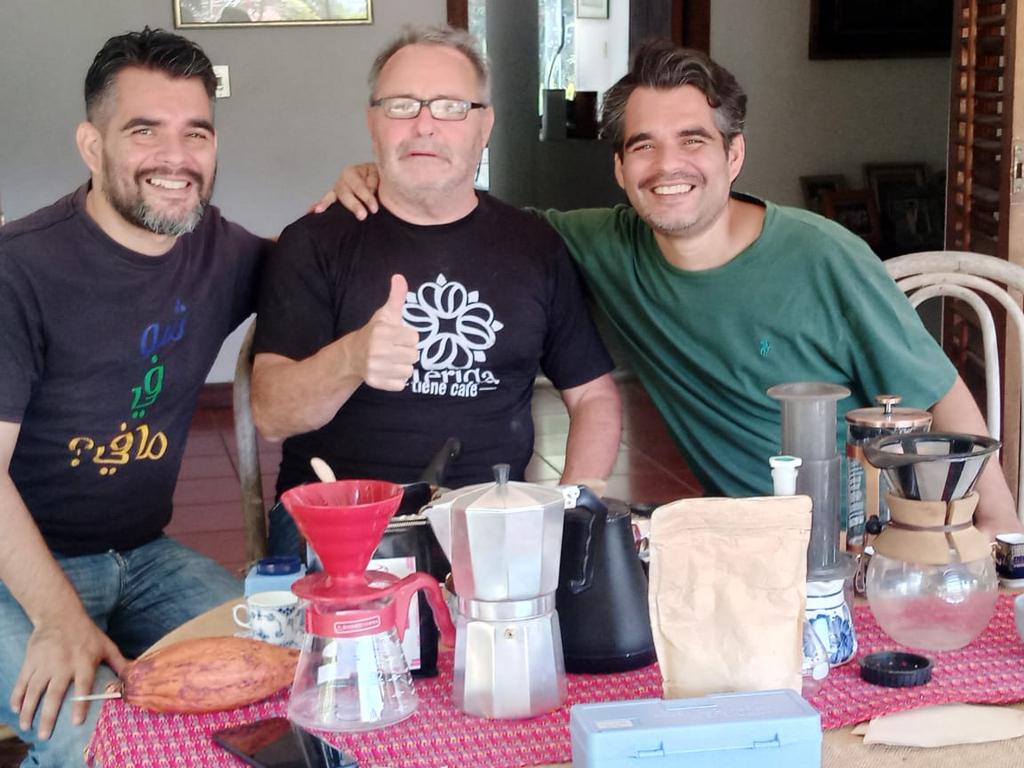 Sábado #13abril, reunión de trabajo con @enriqueeganawallis, hablando de #CafePetareBLU, Catas, #CatalinasIlustradas, venta de Café en polvo, la Escuela de Café de #Petare... Buscando la Sostenibilidad de @ZonaD_Descarga